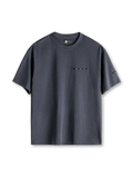アイアングレーの無地Tシャツ、胸ポケット口のループとドロップショルダーのシルエット