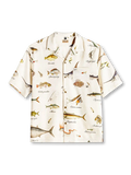アイボリーのアロハシャツ、博物画風の魚と筆記体の学名の総柄プリント、胸ポケット付き