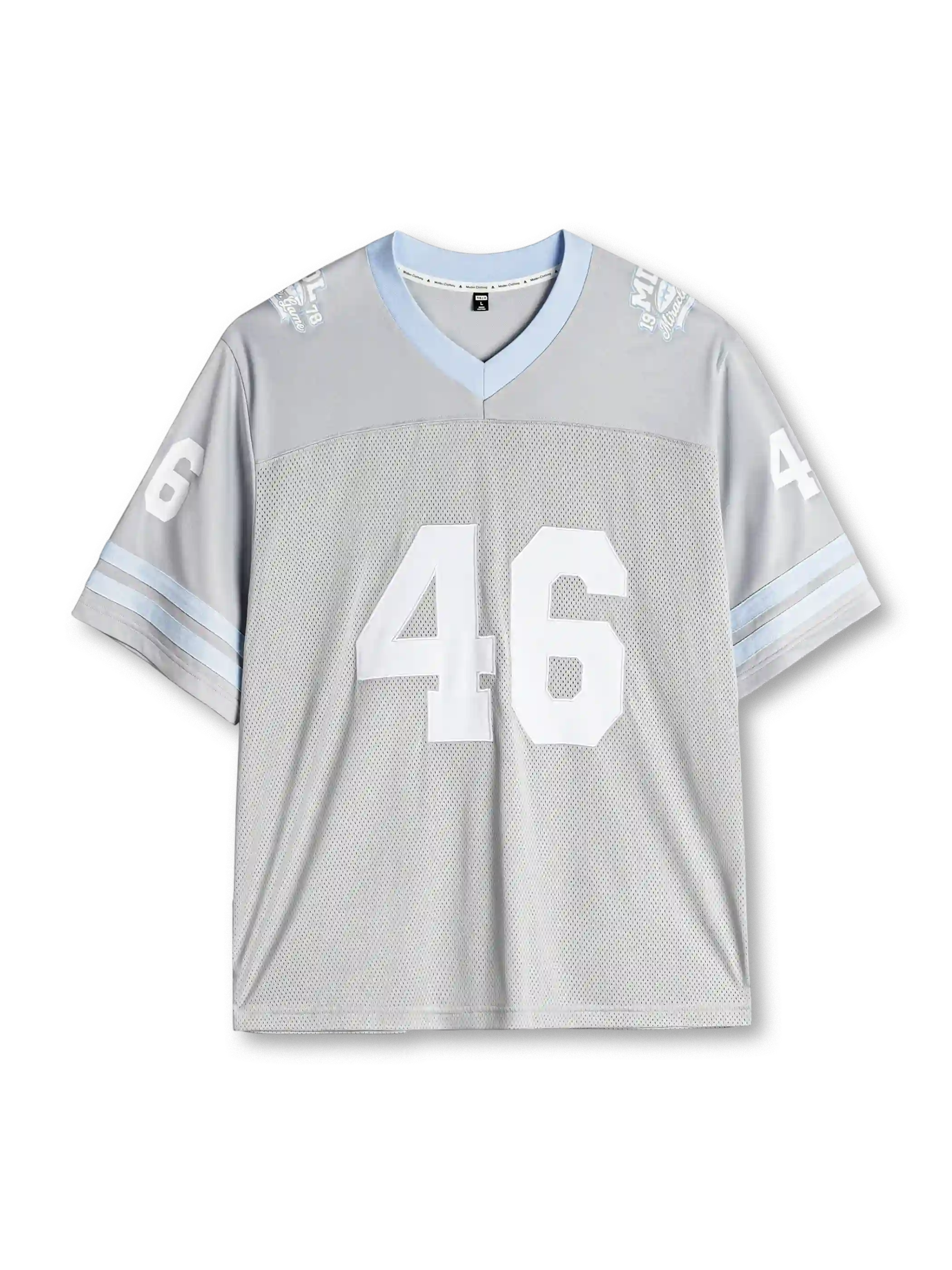 ライトグレーのメッシュフットボールTシャツ、胸と肩の46の数字と水色のVネック、袖のライン