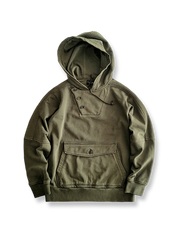 ハーフオープンカラーと牛角ボタンが映えるプルオーバーフーディー