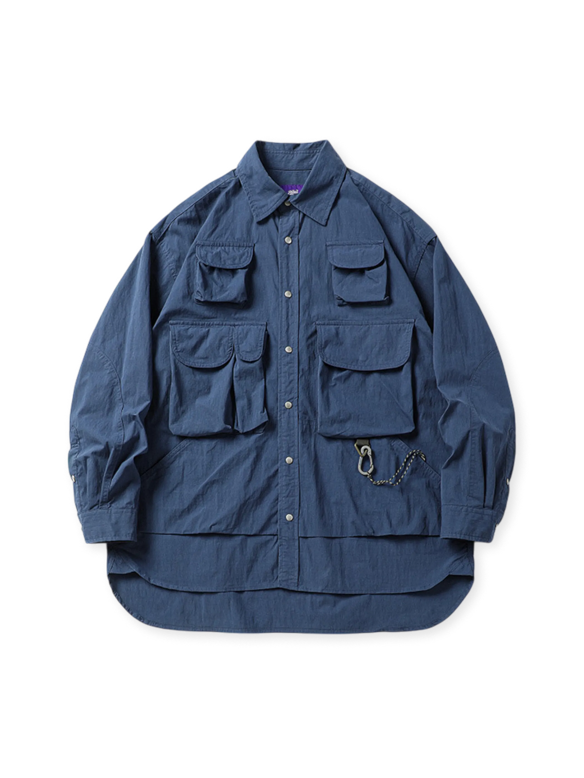 100%コットン素材のパープルタグ付きマルチポケットワークシャツ。ルーズシルエットとラウンドカット裾が特徴。