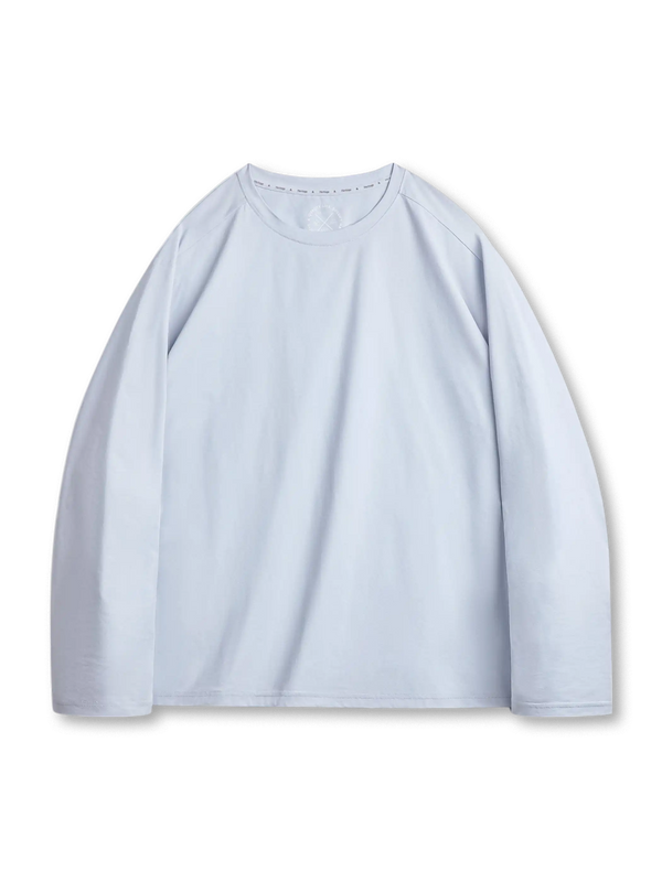 速乾抗菌機能を備えたアメリカンカジュアルスタイルの長袖Tシャツ。涼しく快適な着心地が特徴。