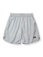 速乾性と通気性に優れたナイロン素材のリラックスフィットショートパンツ