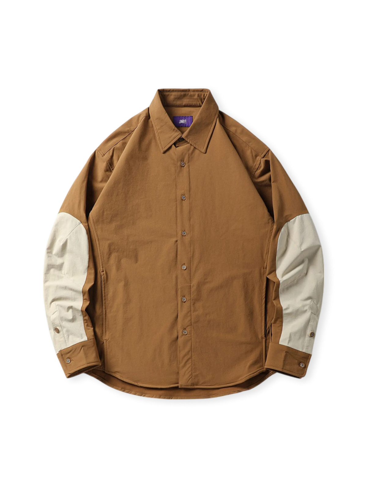 速乾性と伸縮性に優れた素材のアウトドアシャツ。翻領、アーチ裾、対比カラーのパッチワークが特徴。