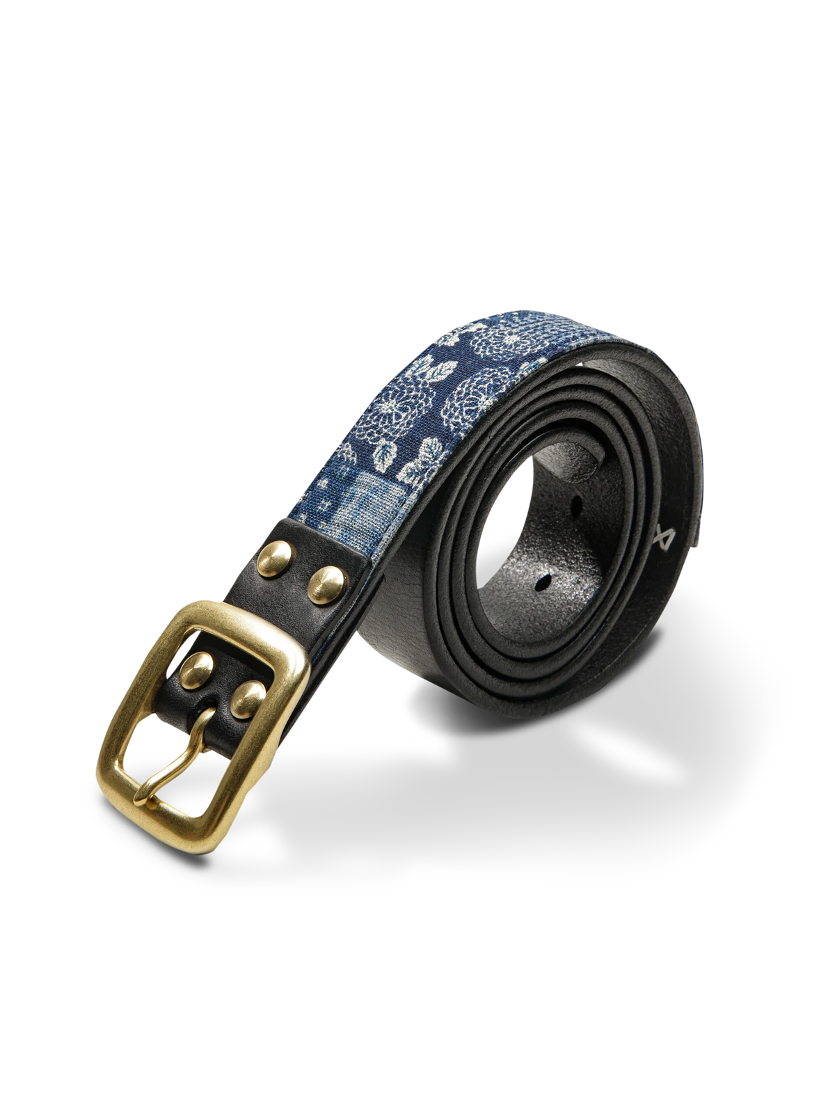 伝統的な百家布プリントを施したキルトステッチ入りレザーベルト。