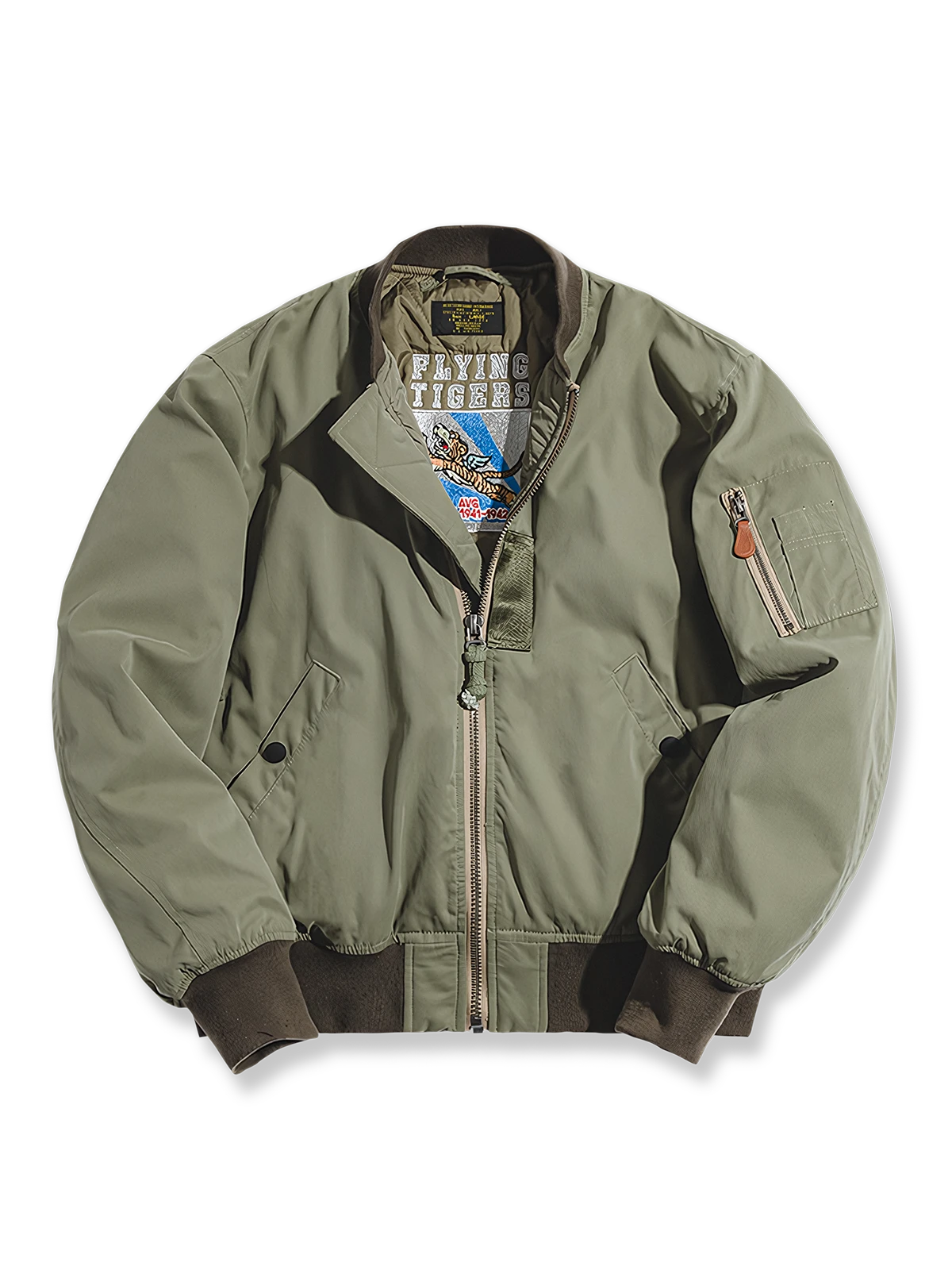 裏キルト仕様と中綿で保温性を高めたナイロン製MA-1ジャケット