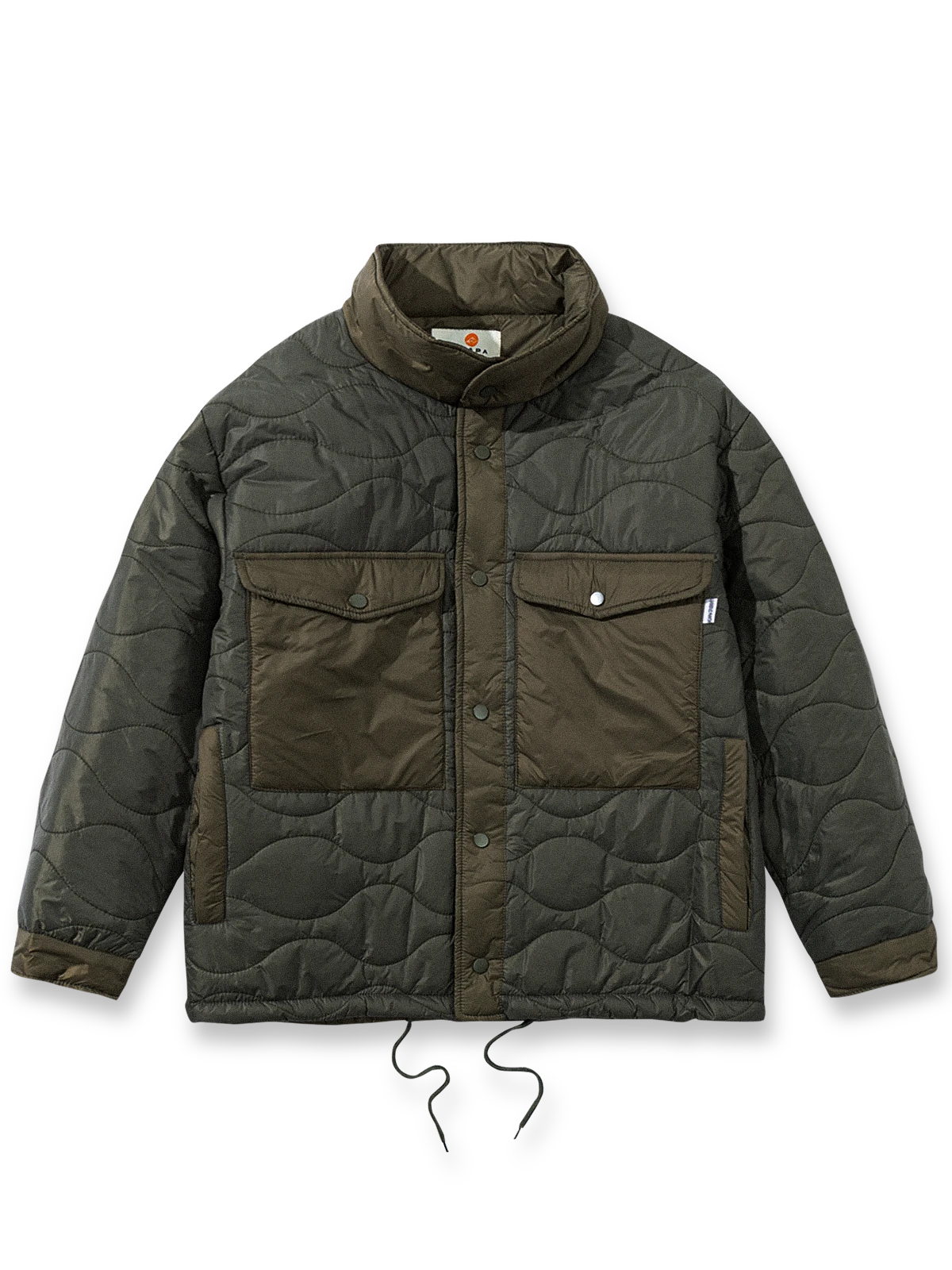 キルティングと多ポケット仕様が特徴のスタンドカラー中綿ジャケット