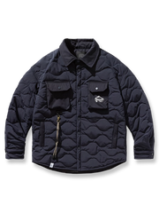 耐久性と収納力に優れたキルティング加工中綿ジャケット。ミリタリーとワークスタイルを融合。