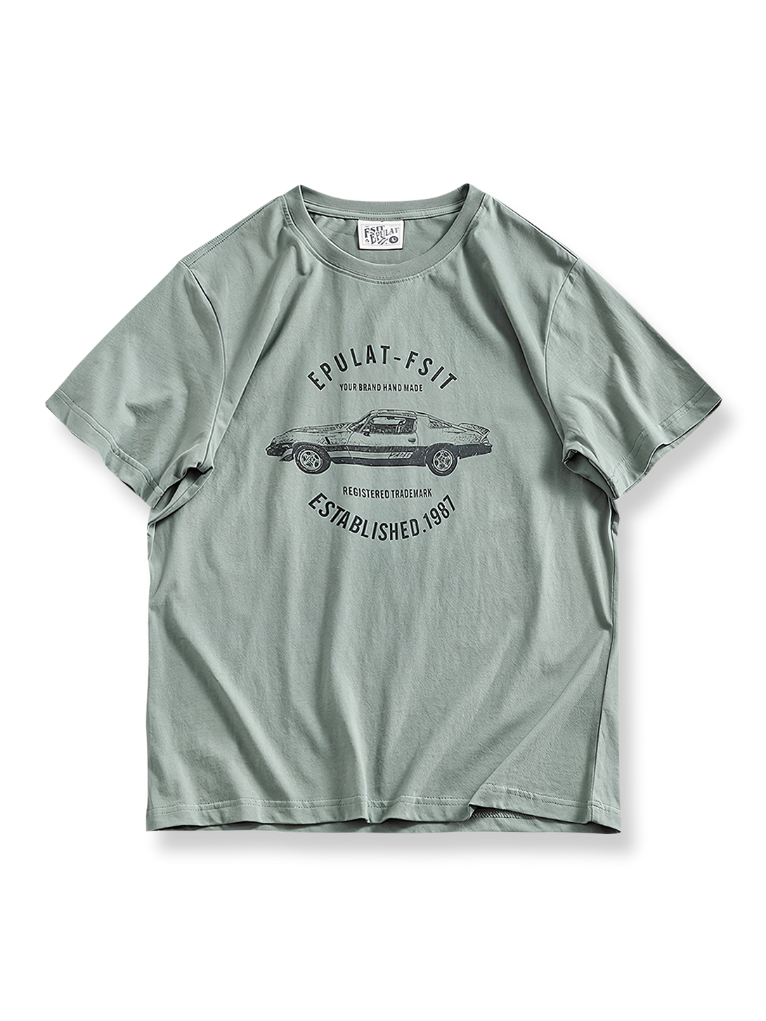 レーシングエレメントの無感プリントとリブ付きクルーネックが特徴のコットン半袖Tシャツ