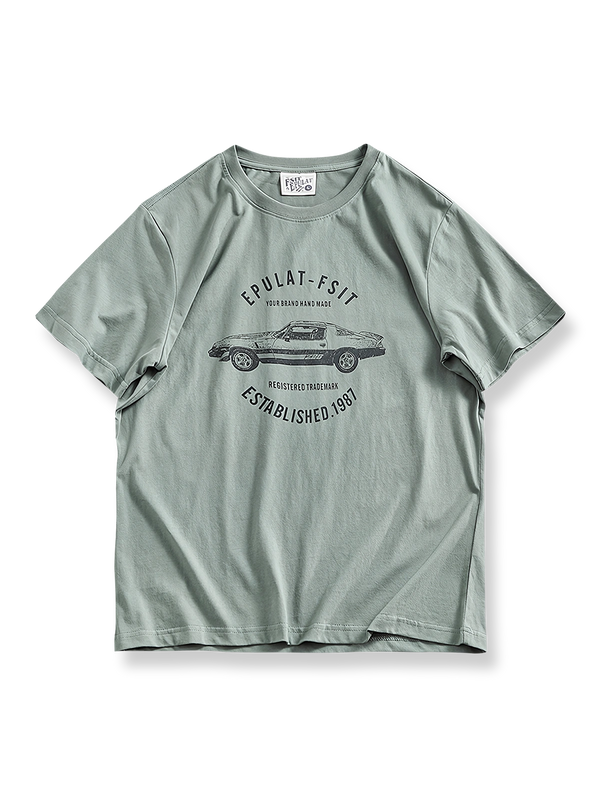 レーシングエレメントの無感プリントとリブ付きクルーネックが特徴のコットン半袖Tシャツ