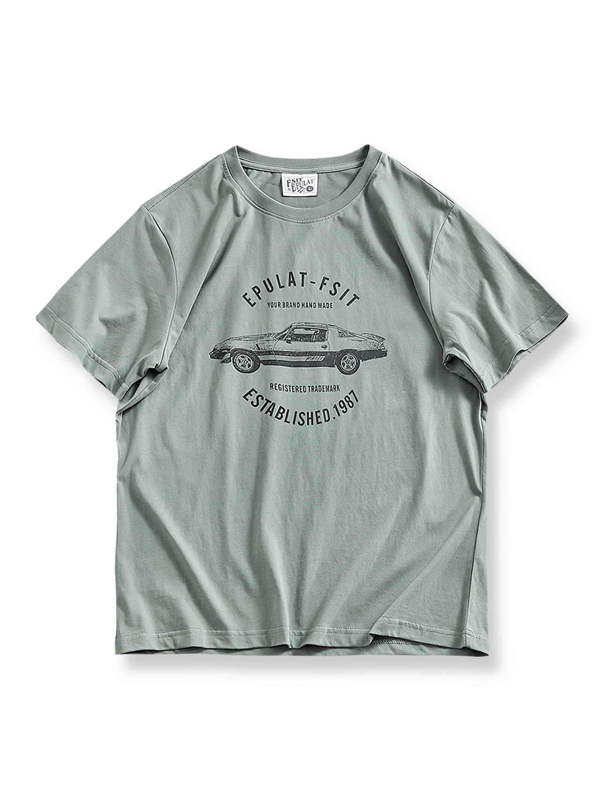 レーシングエレメントの無感プリントとリブ付きクルーネックが特徴のコットン半袖Tシャツ