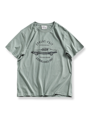 レーシングエレメントの無感プリントとリブ付きクルーネックが特徴のコットン半袖Tシャツ