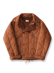 RAFMK3フライトジャケットの全体像。クラシックな機能デザインと厚手の保温素材を強調。