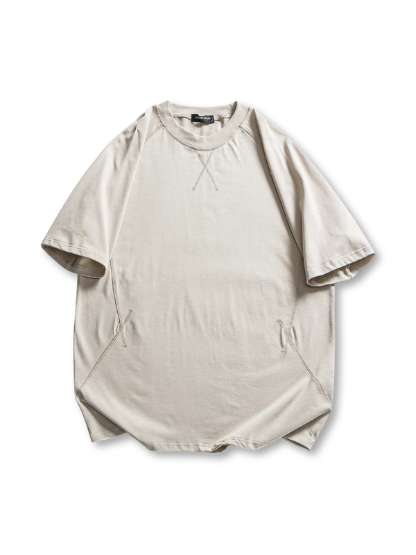 配色ステッチとラウンドカット裾が特徴のコットン100%ラグラン切り替えショートスリーブTシャツ。快適で多用途に活躍。