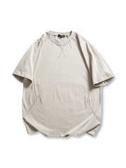 配色ステッチとラウンドカット裾が特徴のコットン100%ラグラン切り替えショートスリーブTシャツ。快適で多用途に活躍。