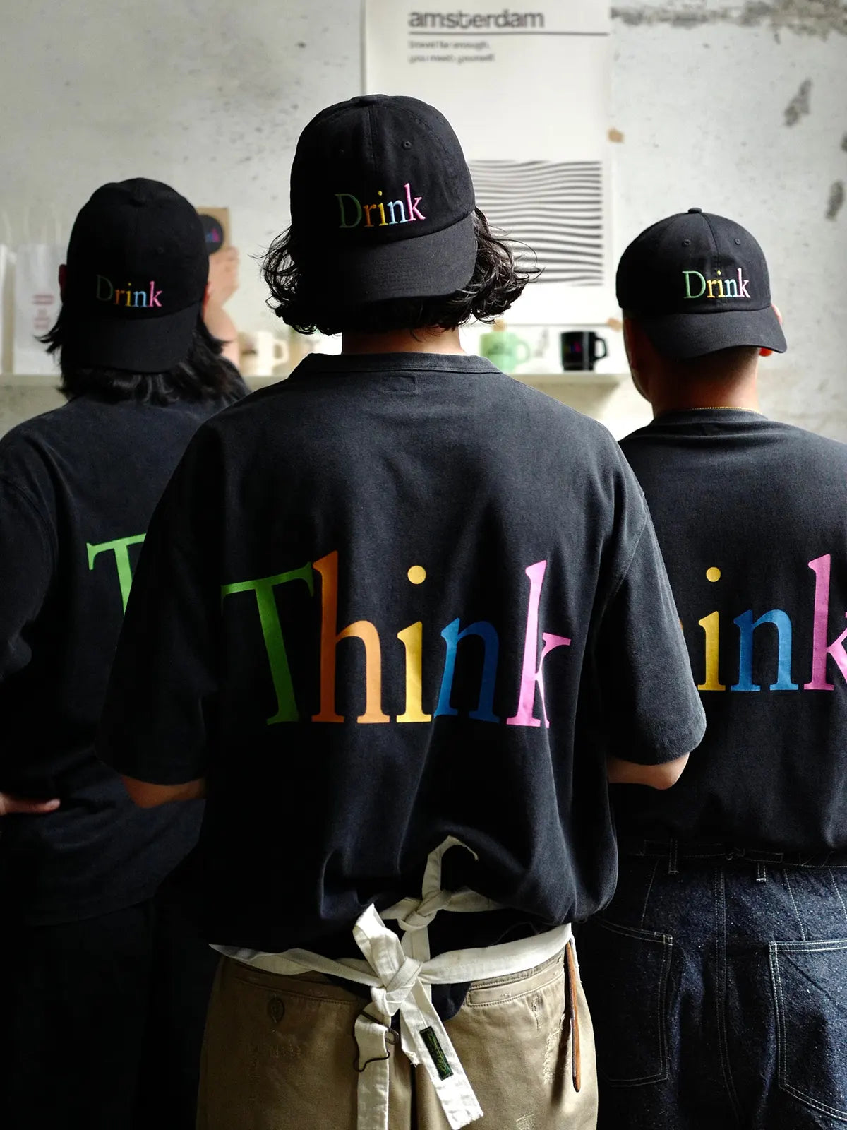 両面にグラデーションレインボーロゴを配したDrinking Team Tシャツ