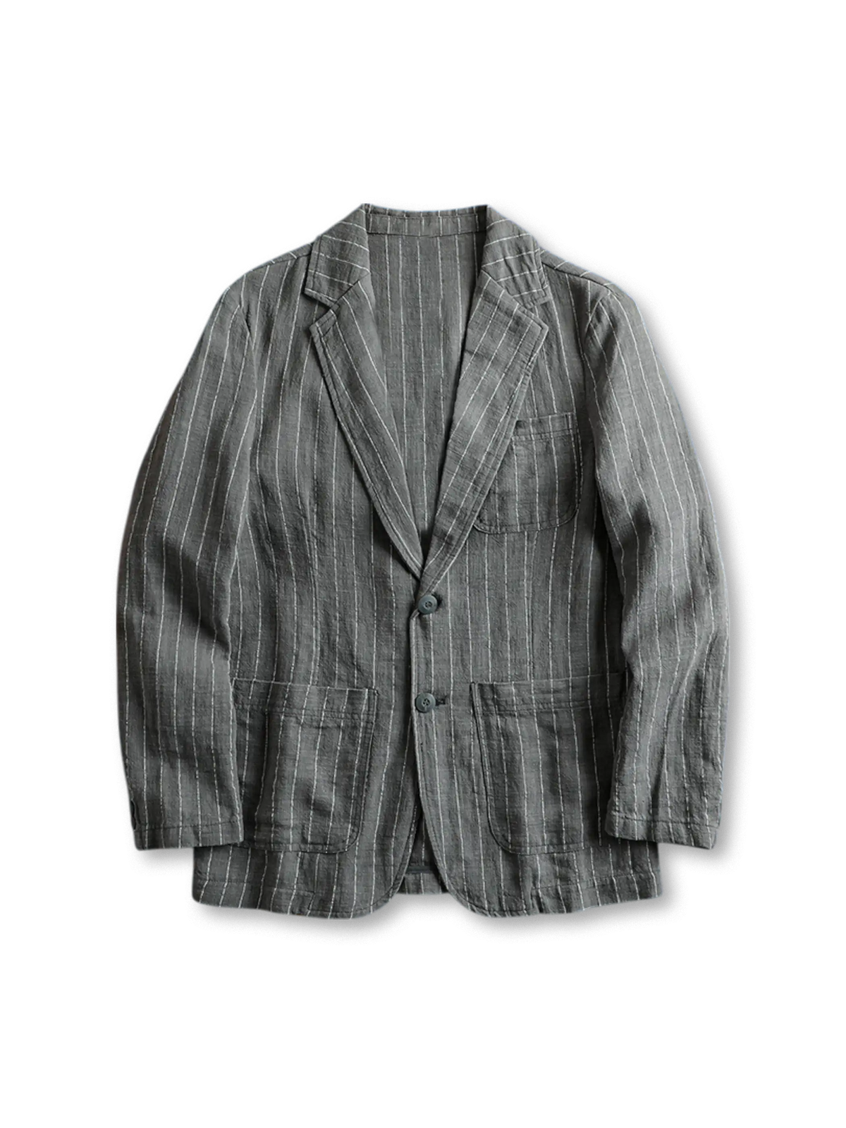 ラミーコットン混紡素材とエンザイムウォッシュ加工が特徴のストライプブレザー、立体的な胸ポケットと背面ダーツ付き