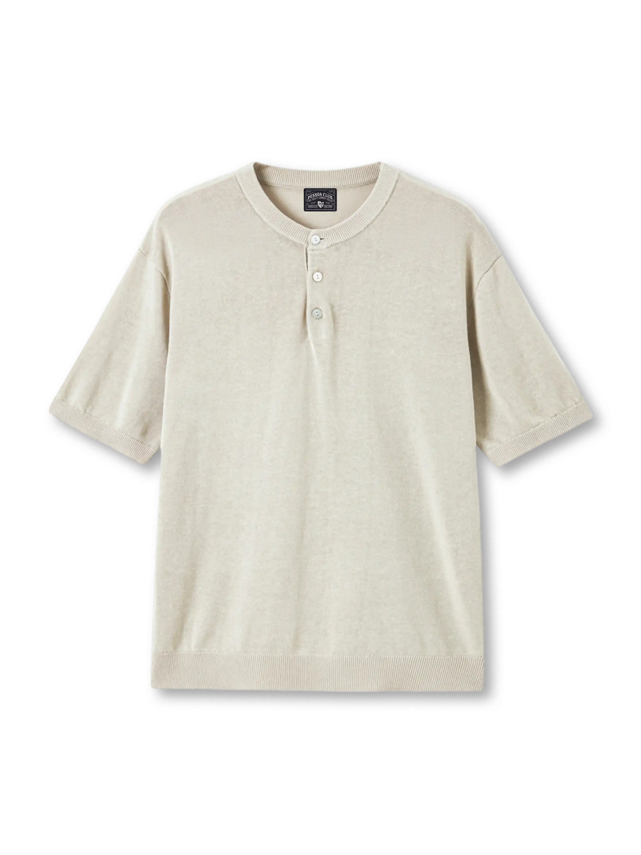 レーヨンリネンヘンリーニットの全身ビュー、ヘンリーネックとリブ編みディテールを強調。