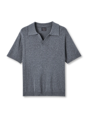 レーヨンリネンヘンリーニットの全身ビュー、ヘンリーネックとリブ編みディテールを強調。