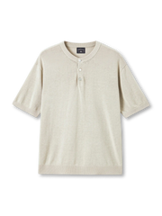 レーヨンリネンヘンリーニットの全身ビュー、ヘンリーネックとリブ編みディテールを強調。