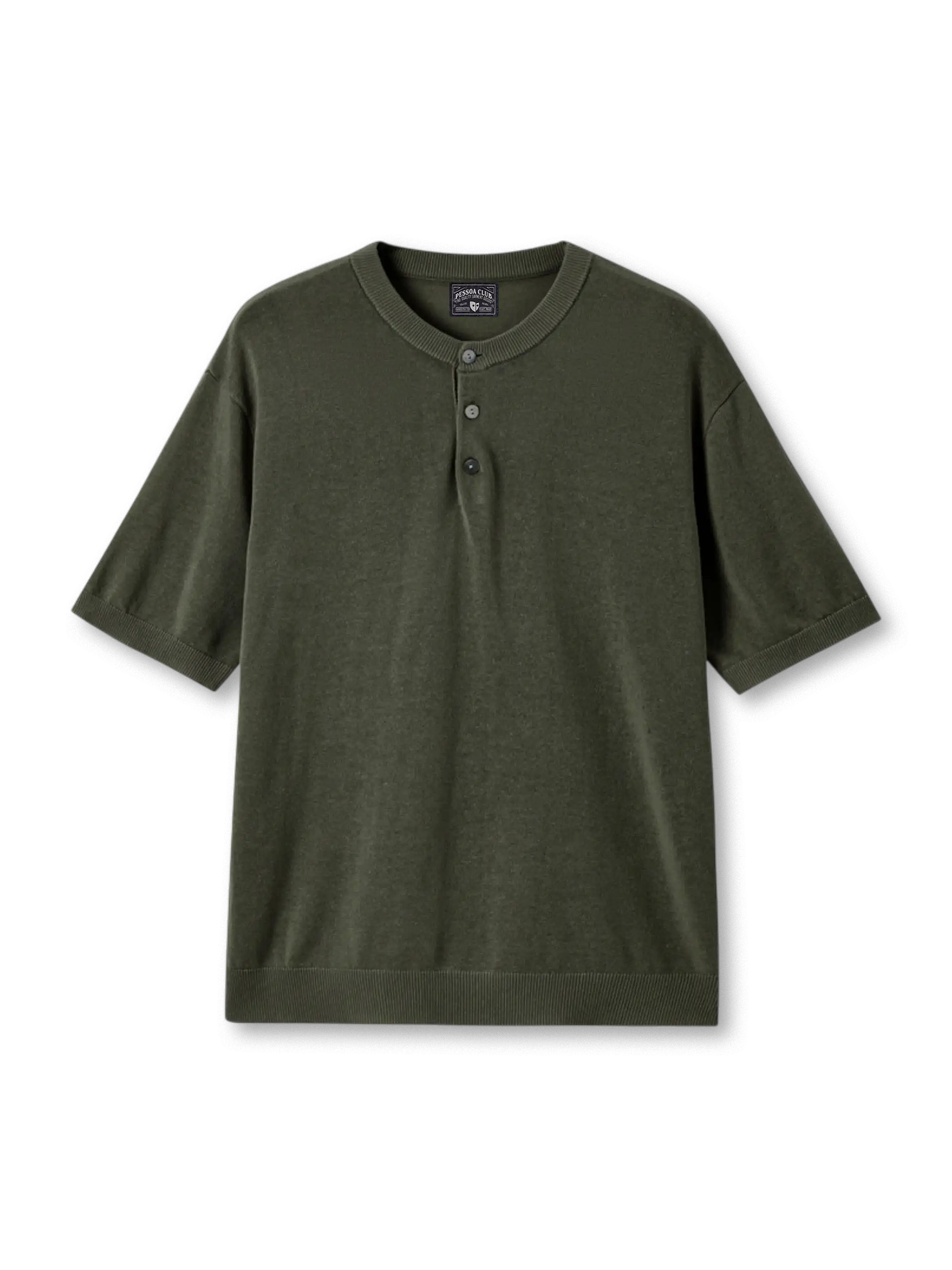 レーヨンリネンヘンリーニットの全身ビュー、ヘンリーネックとリブ編みディテールを強調。