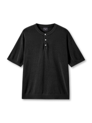 レーヨンリネンヘンリーニットの全身ビュー、ヘンリーネックとリブ編みディテールを強調。