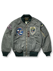 偵察兵テーマの刺繍バッジ付きMA‑1フライトジャケット、両面フリース裏地仕様。