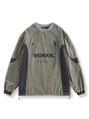 反射ストラップを配した、スポーティーで都会的なプルオーバースウェット。