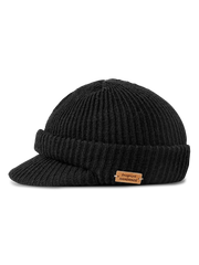 1940年代M1941防寒帽インスパイアのニットキャスケット。ウール混紡とスケール編み、レトロ金属プレート付き。