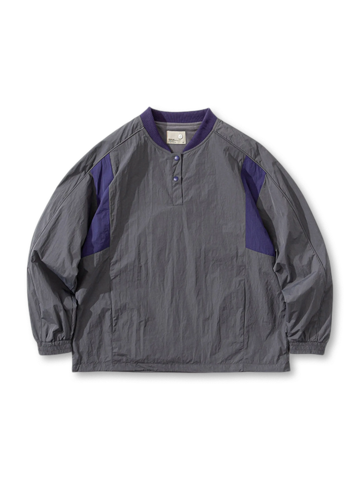 軽量素材とレトロベースボールネックが特徴のプルオーバーシャツ