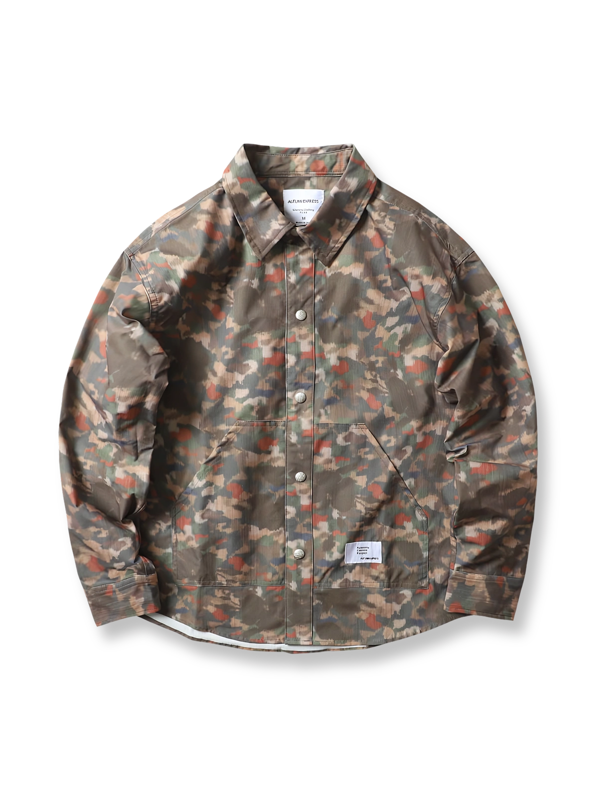 レトロな迷彩プリントと真鍮スクリューバックルが映える長袖シャツ