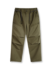 ダブルプリーツとドローストリングが特徴のコットン製パラシュートカジュアルパンツ