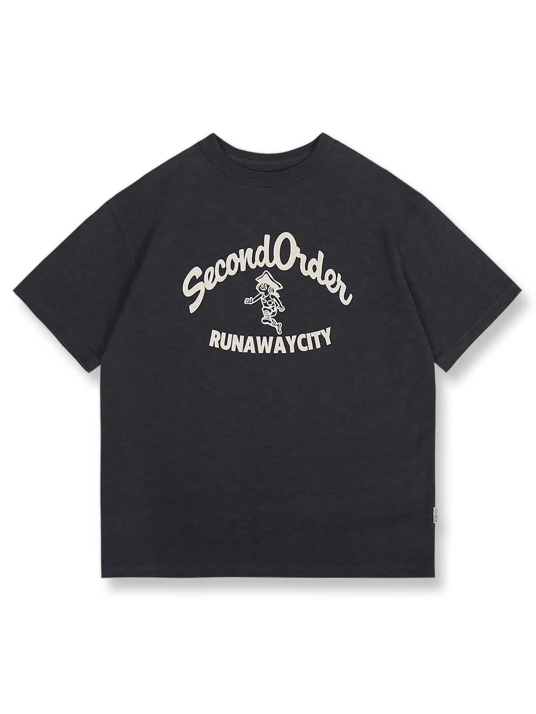 ドロップショルダーとコントラストパイピングが特徴のレトロ半袖Tシャツ
