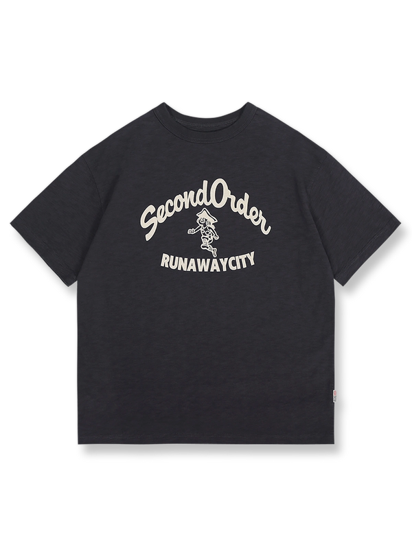 ドロップショルダーとコントラストパイピングが特徴のレトロ半袖Tシャツ