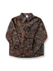  エスニックプリントが映えるレトロテイストの長袖シャツ