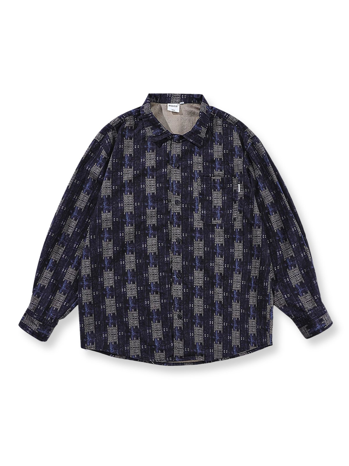 民族風プリントが映えるラウンドヘムデザインのシャツ