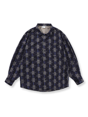 民族風プリントが映えるラウンドヘムデザインのシャツ