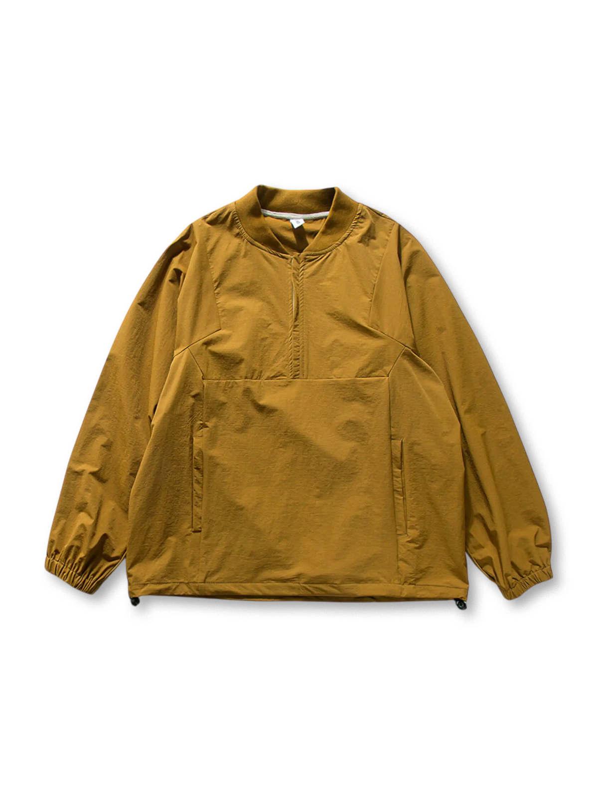 ハーフジップと立ち襟が特徴の軽量プルオーバー。ゆったりシルエットで春秋のライトアウターに最適。