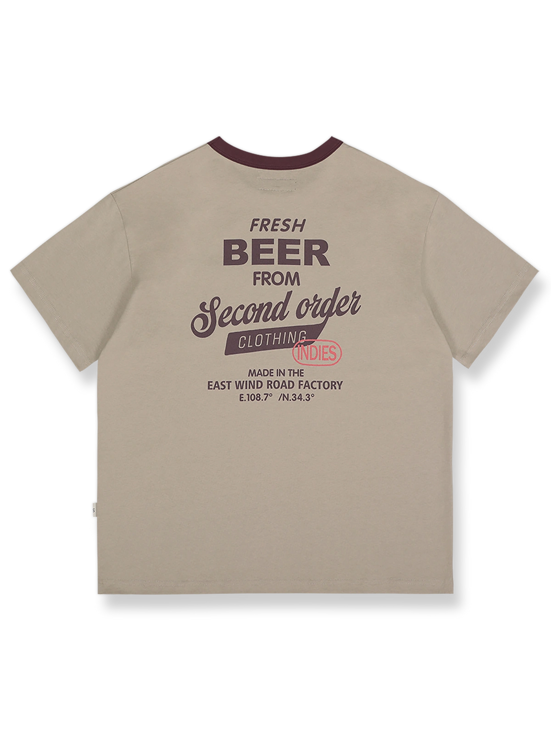 パイピングポケットとレトロプリントが特徴のオーバーサイズコットンTシャツ