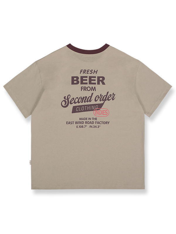 パイピングポケットとレトロプリントが特徴のオーバーサイズコットンTシャツ
