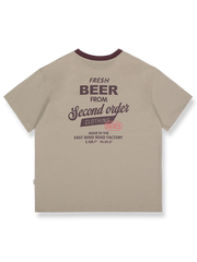 パイピングポケットとレトロプリントが特徴のオーバーサイズコットンTシャツ