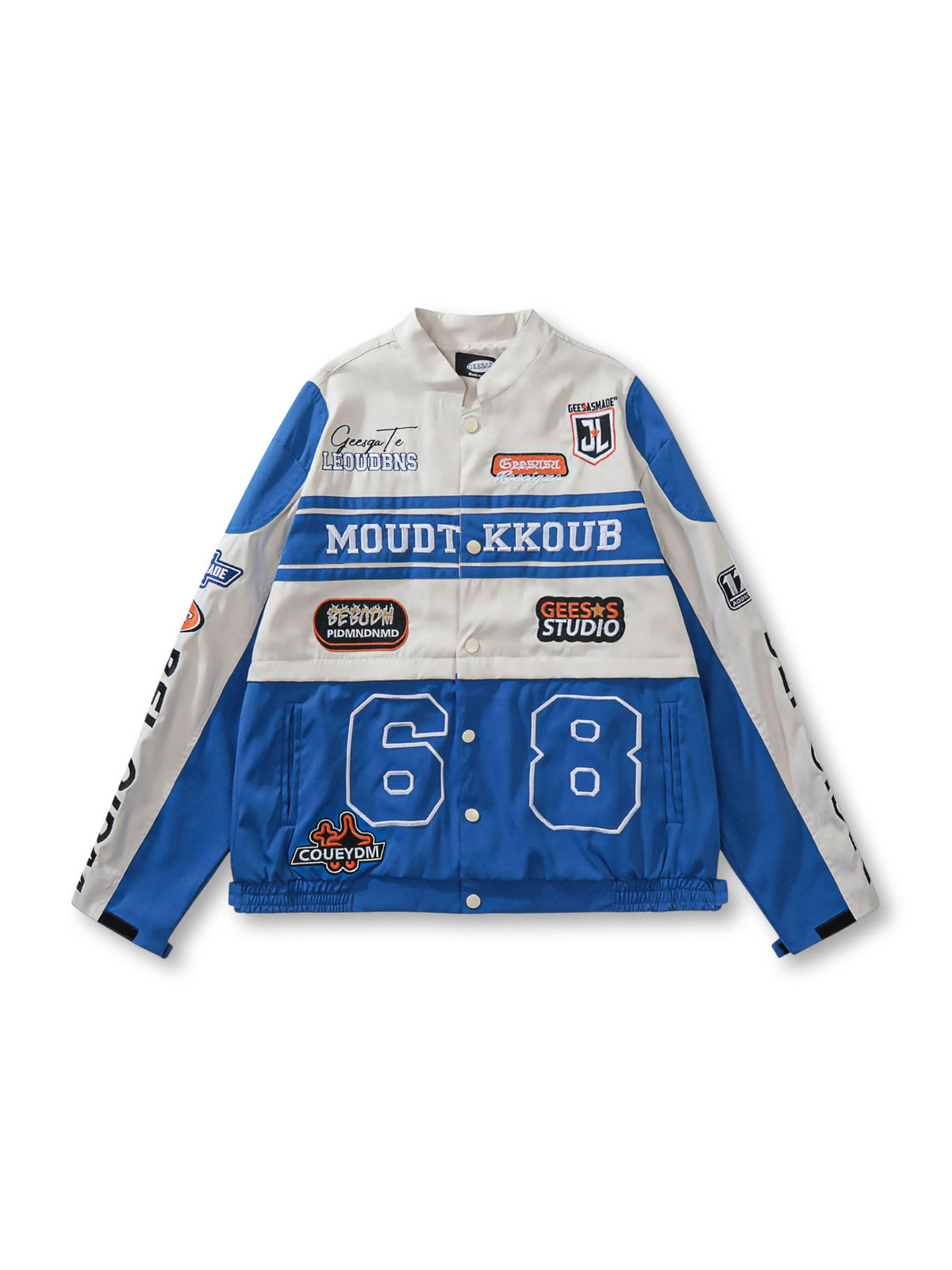 1960〜70年代風レーシングスーツデザインのノーカラージャケット。大きな「6.8」ナンバリングとブランド風ワッペン、ベルクロ袖口、着脱式中綿ライナー対応。