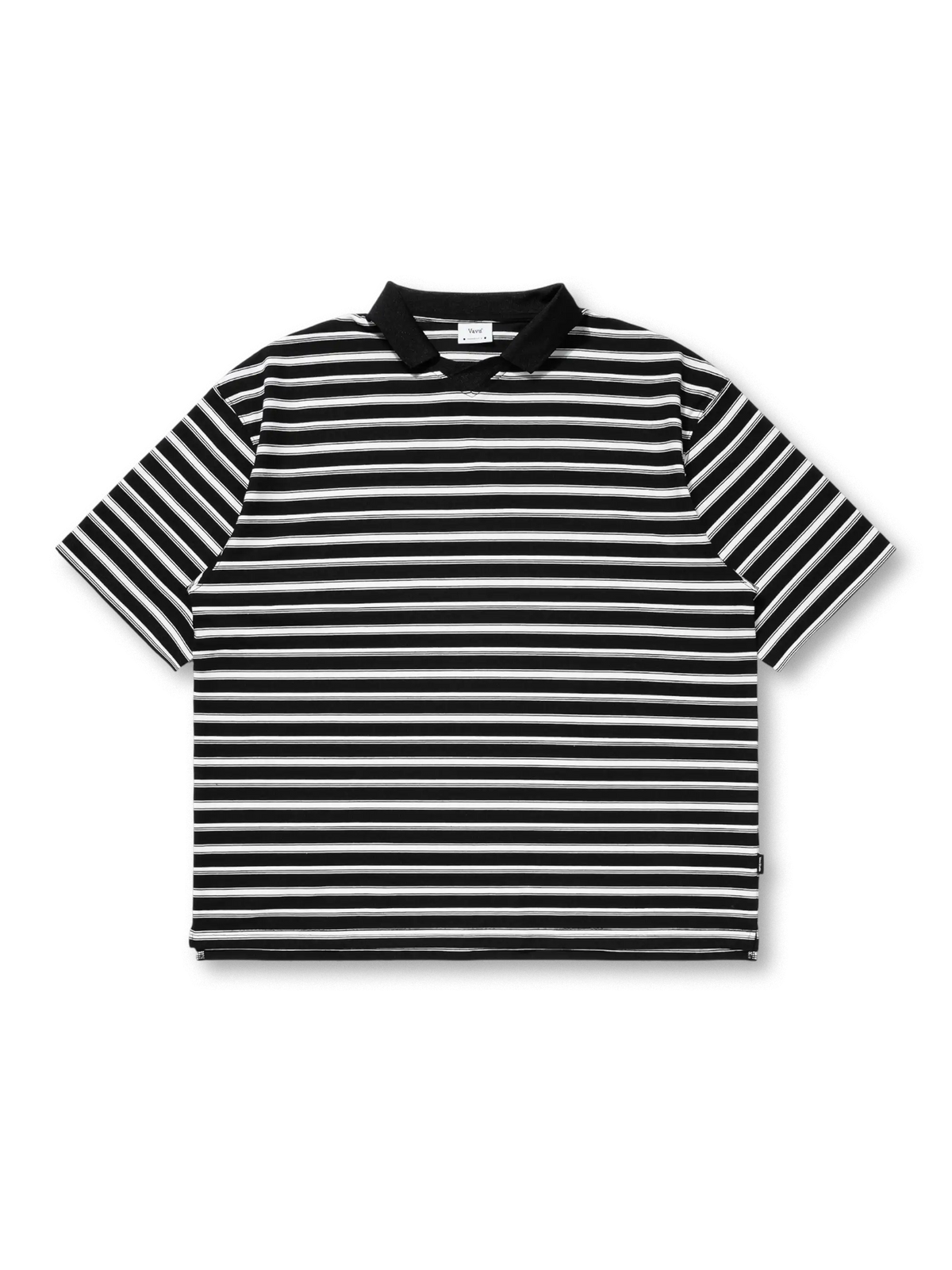 レトロなストライプ柄とV字フラットカラーが特徴の通気性と速乾性に優れた混紡素材ポロシャツ。