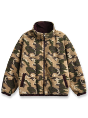 迷彩柄とシープスキンのリバーシブル中綿ジャケット。スタンドカラーで防風保温、耐久性と軽量性を兼備。