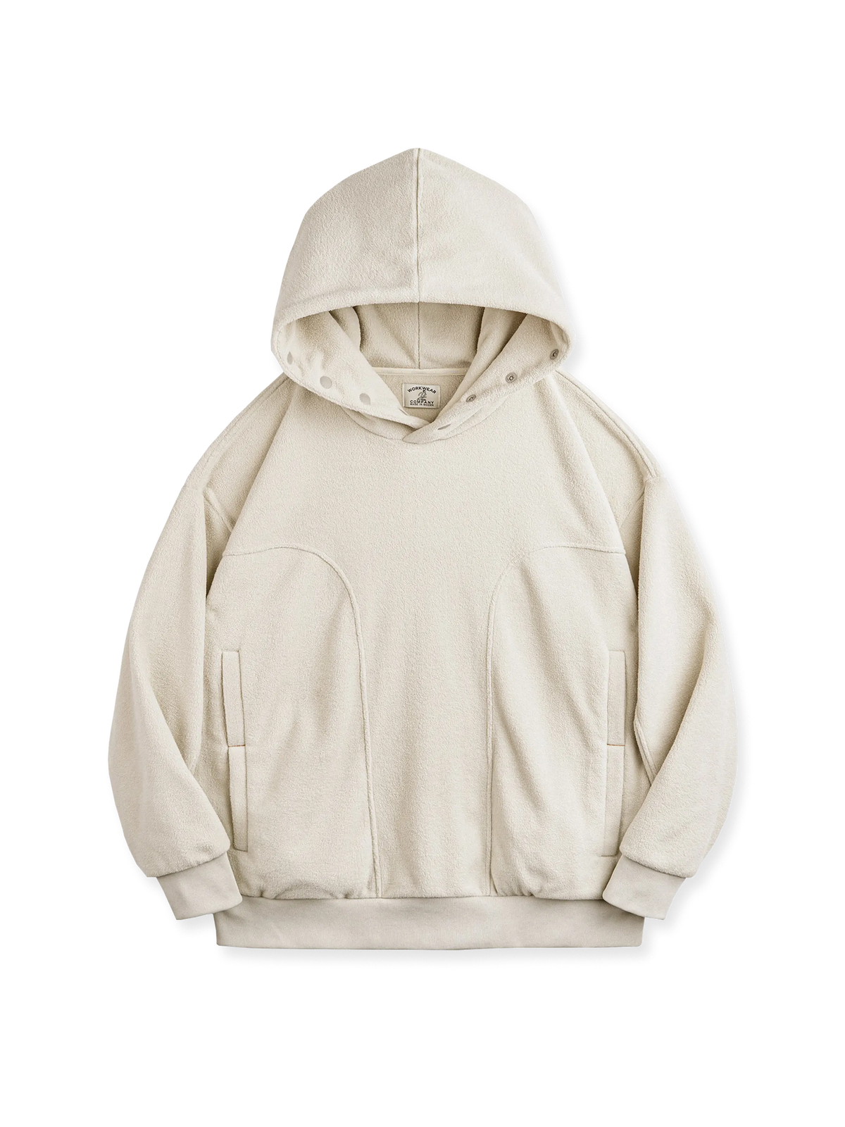 両面フリース素材を使用したフード付きスウェット。300gの高密度フリースで保温性と耐久性を備え、8つのスナップボタン付きフードが調節可能。袖口と裾は高弾力リブ仕様で冷気を防ぐデザイン。