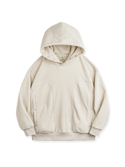 両面フリース素材を使用したフード付きスウェット。300gの高密度フリースで保温性と耐久性を備え、8つのスナップボタン付きフードが調節可能。袖口と裾は高弾力リブ仕様で冷気を防ぐデザイン。