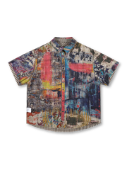 鮮やかなグラフィティプリントとブラウンチェックのリバーシブルデザイン、切りっぱなし裾とダメージ加工が特徴の100%コットンオーバーサイズシャツ。