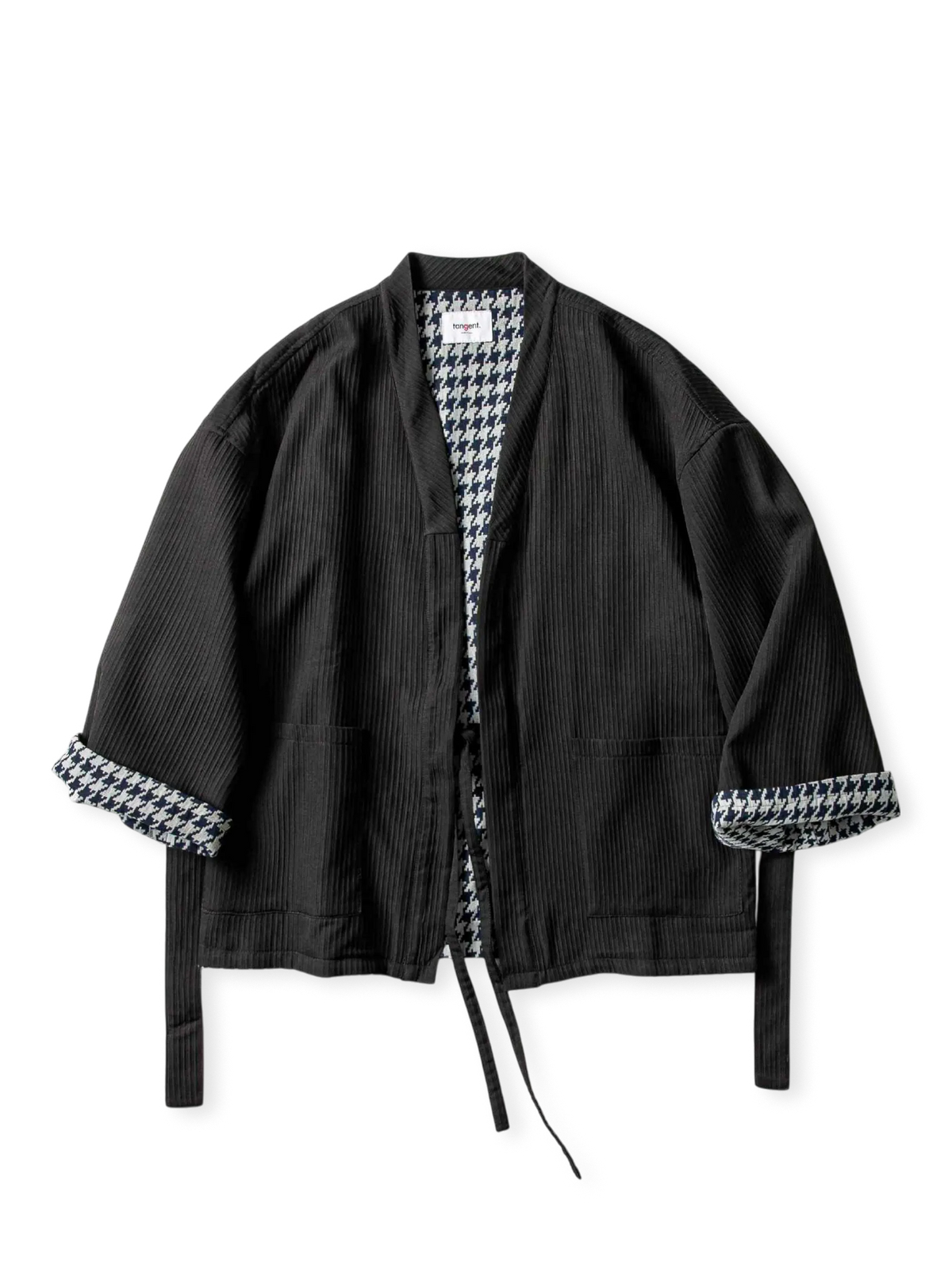 東洋伝統のゆったりシルエットと黒ストライプ、チェック柄をスプライスした両面着用可能なジャケット。ドローストリング付き。