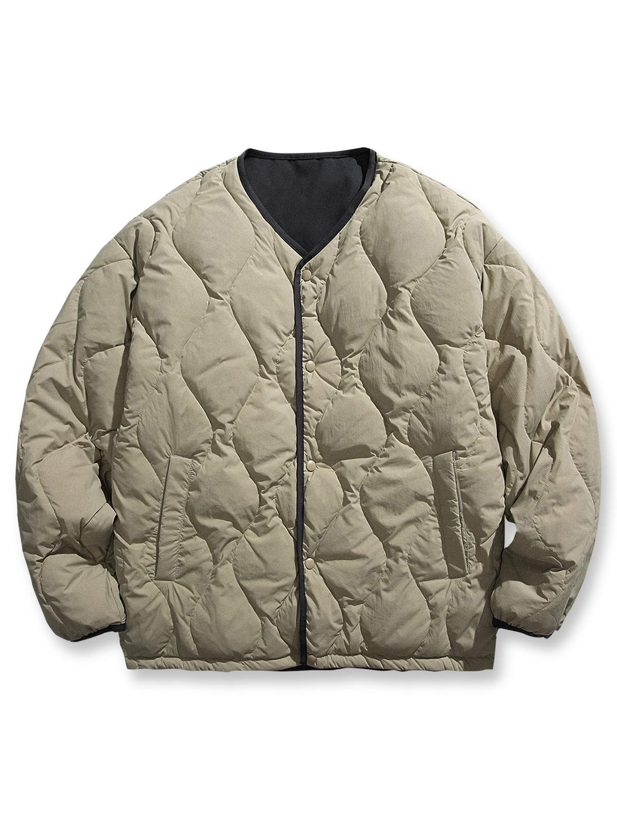 波形キルティングとリバーシブル仕様のVネックダウンジャケット。90%ホワイトダックダウン使用、大容量ポケット付き。