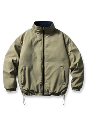 カーキとネイビーのリバーシブルダウンジャケット。90%ホワイトダックダウンと調節ドローコード、実用ポケット付き。